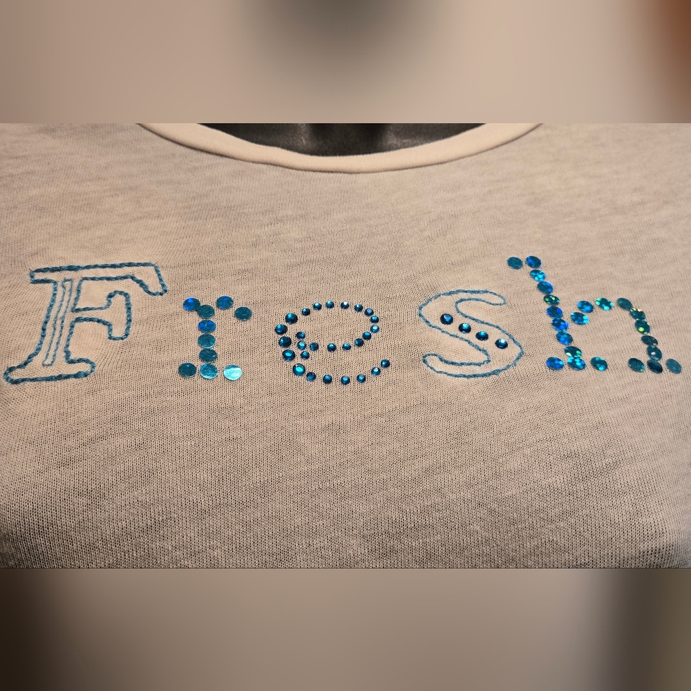 American Eagle Outfitters white long sleeved "FRESH" logo lightweight top szSP - Picture 3 of 7